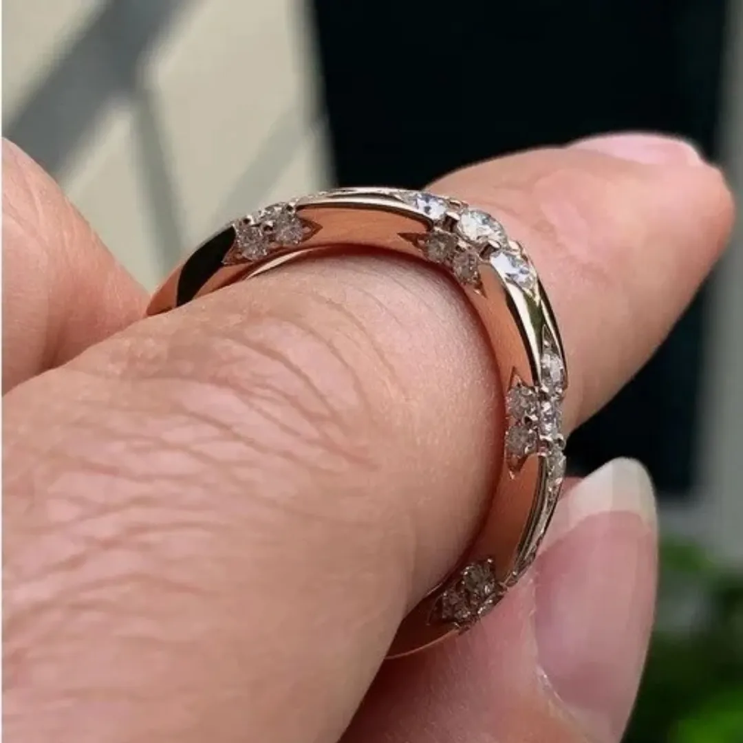 /public/photos/live/Round Cluster Moissanite Chevron Lacie V Band 461 (4).webp